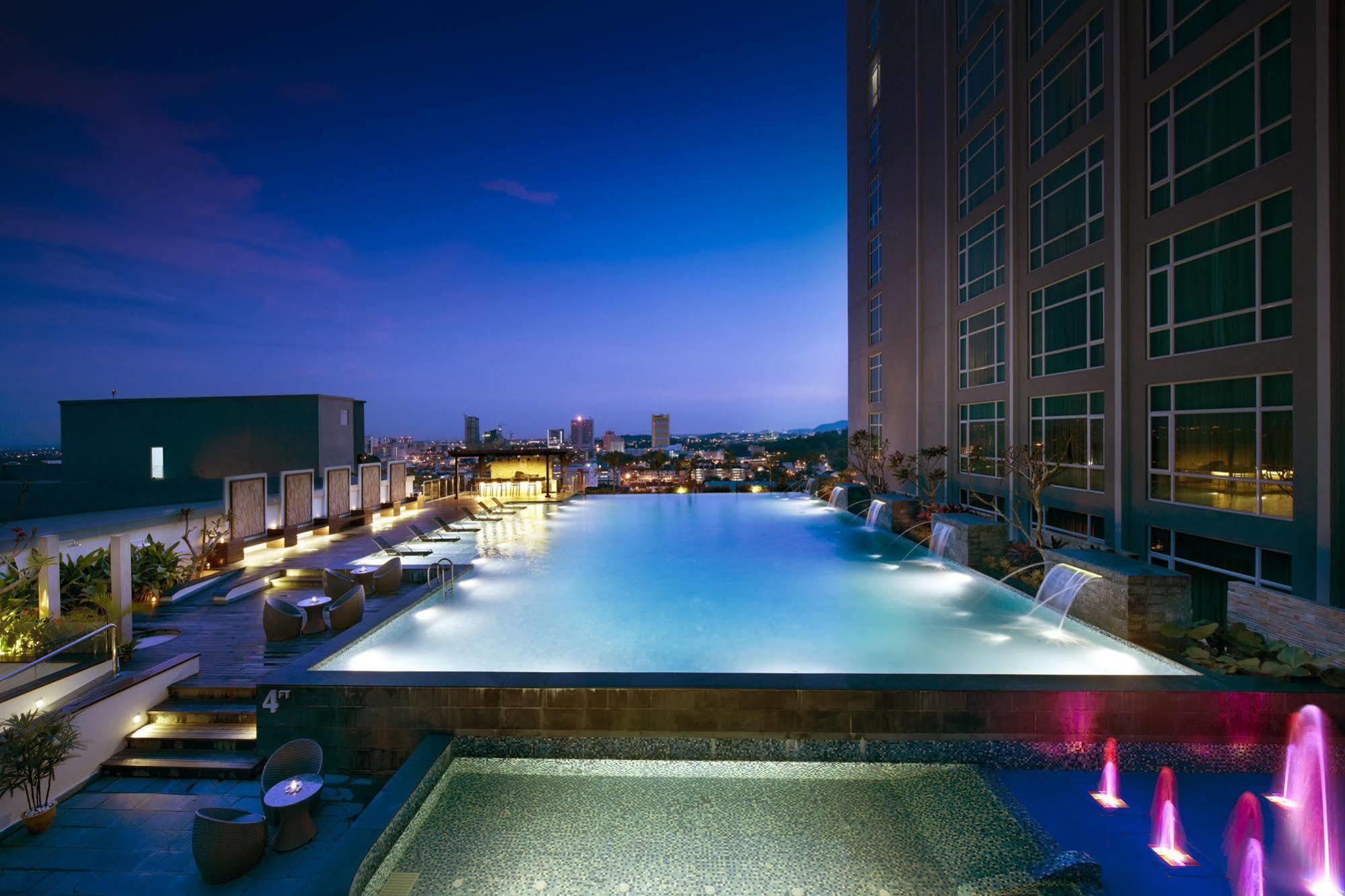 Hatten Hotel Melaka Malacca Exterior foto The pool at the 39th floor